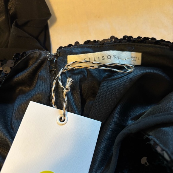 New dress size large - Picture 4 of 5